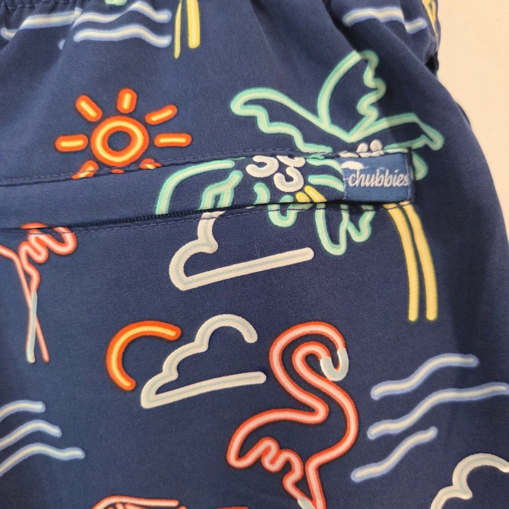 Chubbies Mens Blue Swim Trunks L Flamingo Palm Tree Tropical Print 5.5 inseam